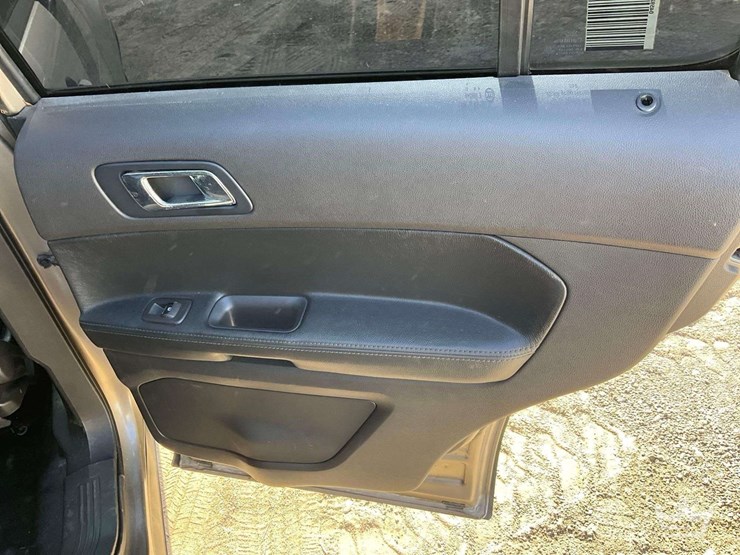 2015-ford-explorer-image-22