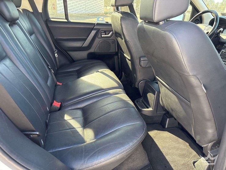 2014-land-rover-lr2-awd-suv-image-27