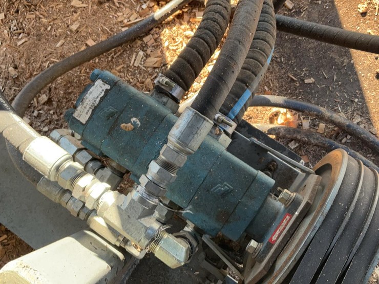 #239-•-iveco-diesel-engine-and-hyd-pump-image-24