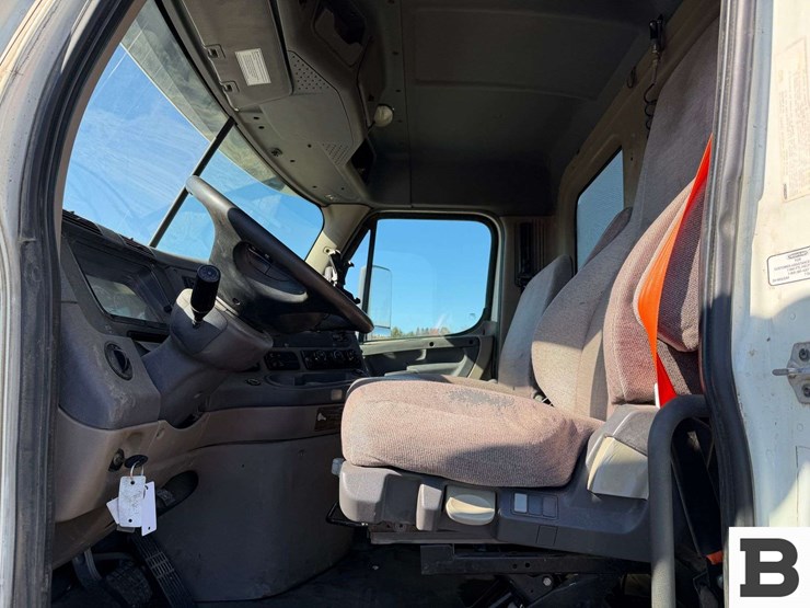 2014-freightliner-cascadia-125-image-53