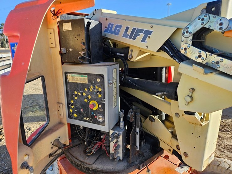 2005-jlg-e300ajp-image-17