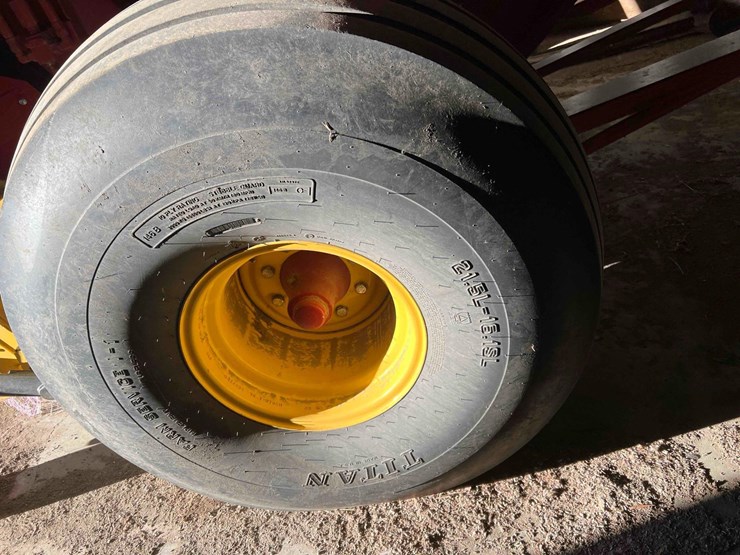 2020-new-holland-560-roll-belt-round-baler-image-9