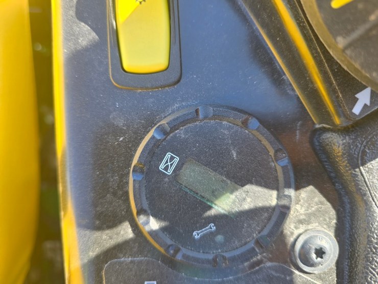 2025-john-deere-z915e-image-16