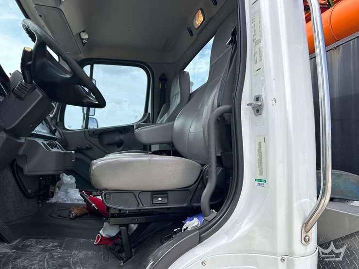 2020-freightliner-114sd-image-14