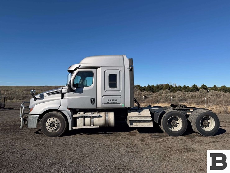 2019-freightliner-cascadia-126-image-3