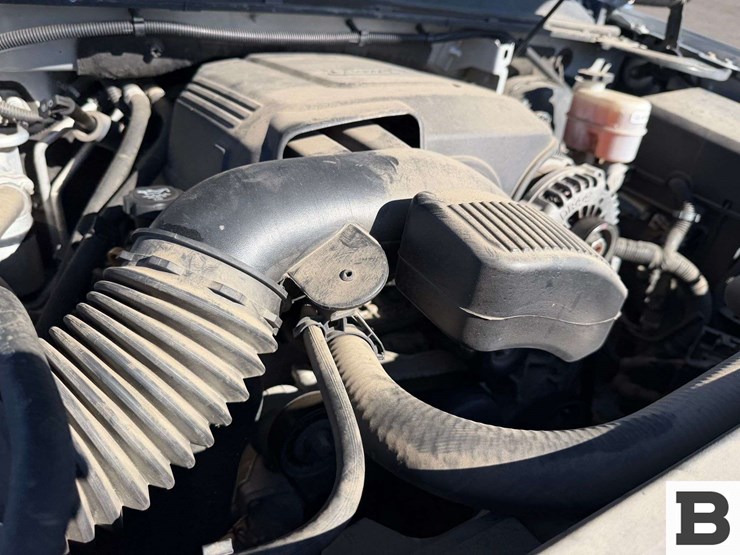 2011-chevrolet-tahoe-image-32