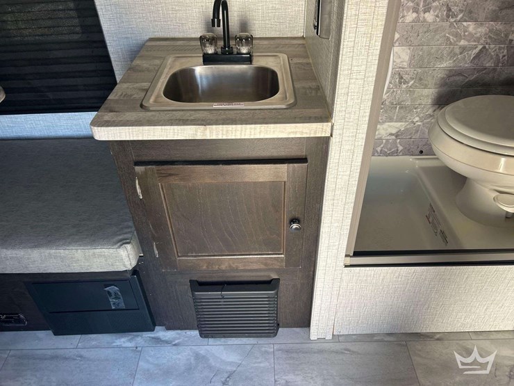 2022-braxton-creek-freesolo-kitch-18-ft-travel-trailer-image-13