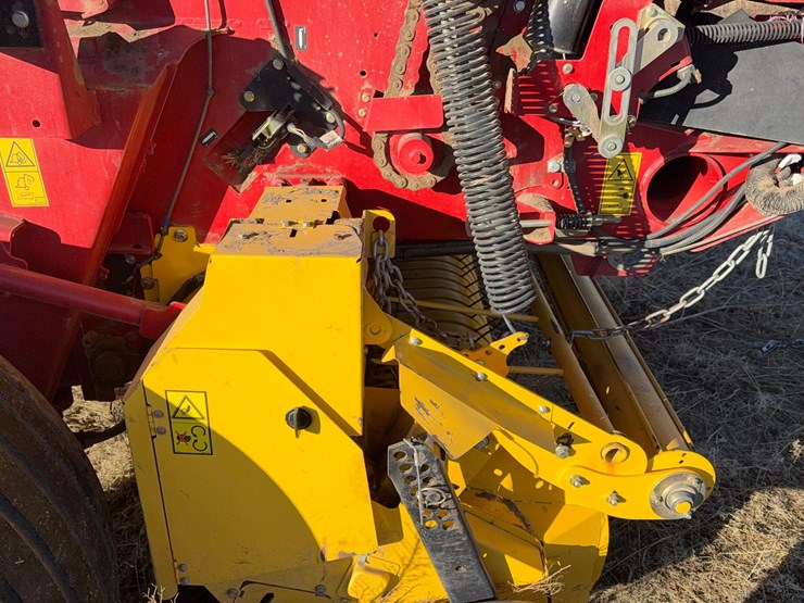 2020-new-holland-560-roll-belt-round-baler-image-17