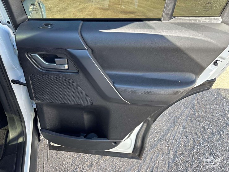 2014-land-rover-lr2-awd-suv-image-28