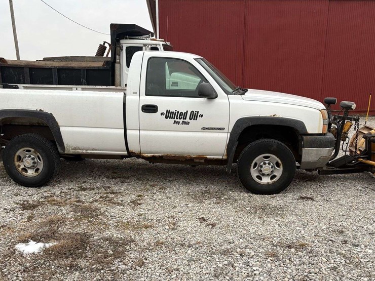 2004-chevrolet-silverado-pickup-with-plow-and-liftgate-image-1