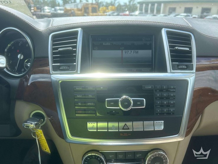 2013-mercedes-benz-gl450-image-30