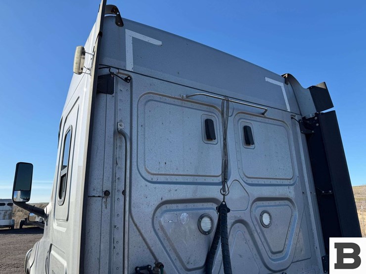 2019-freightliner-cascadia-126-image-20