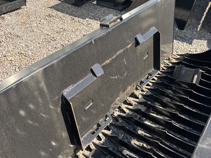 #1056-•-84-in.-skid-steer-snow/litter-bucket-image-3