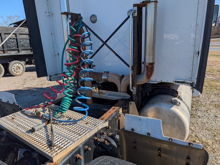 2004-peterbilt-387-image-8