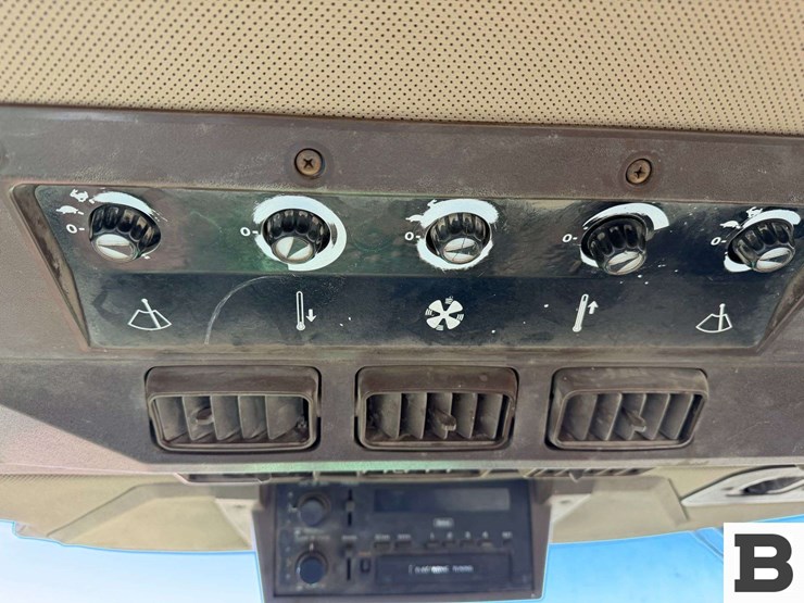 1992-john-deere-4560-image-40