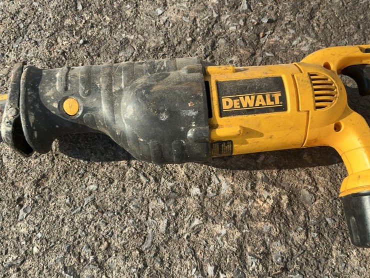 #104-•-dewalt-chainsaw-and-reciprocating-saw-image-45