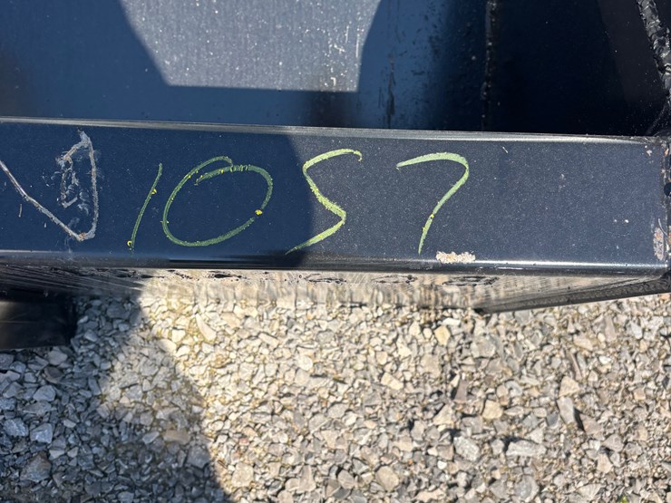 #1057-•-90-in.-qt-bucket-with-blade-image-1