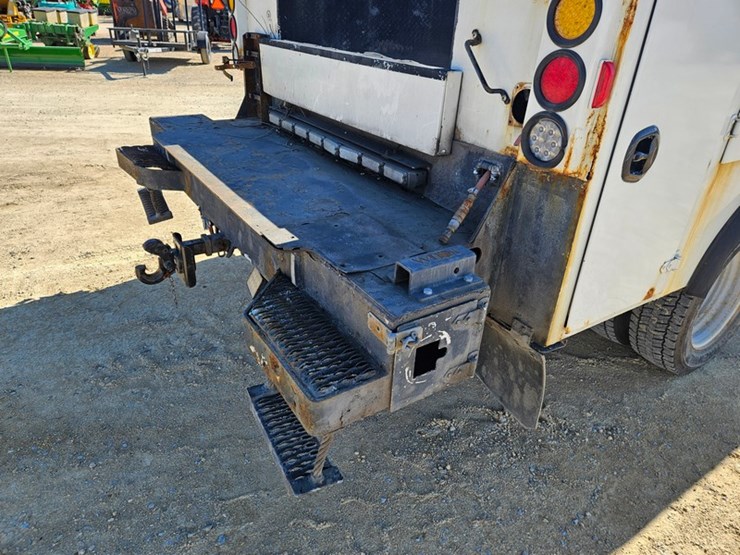 2011-ford-f550-image-17