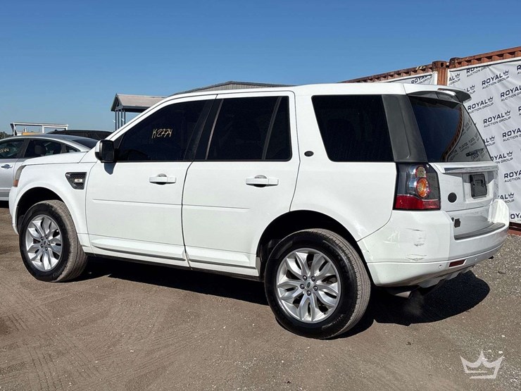 2014-land-rover-lr2-awd-suv-image-4