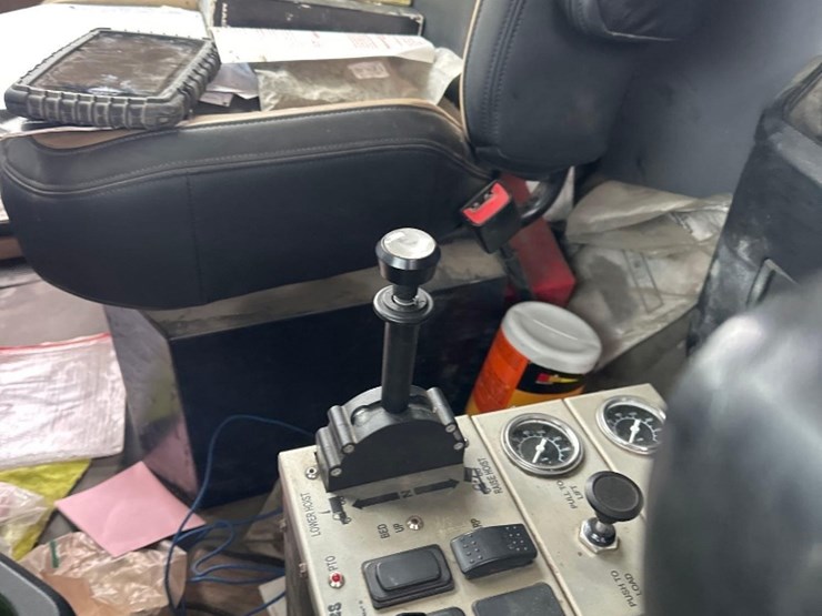 2020-mack-gr64f9-quad/a-dump-truck-image-23