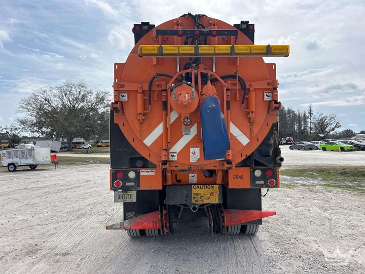 2020-freightliner-114sd-image-33