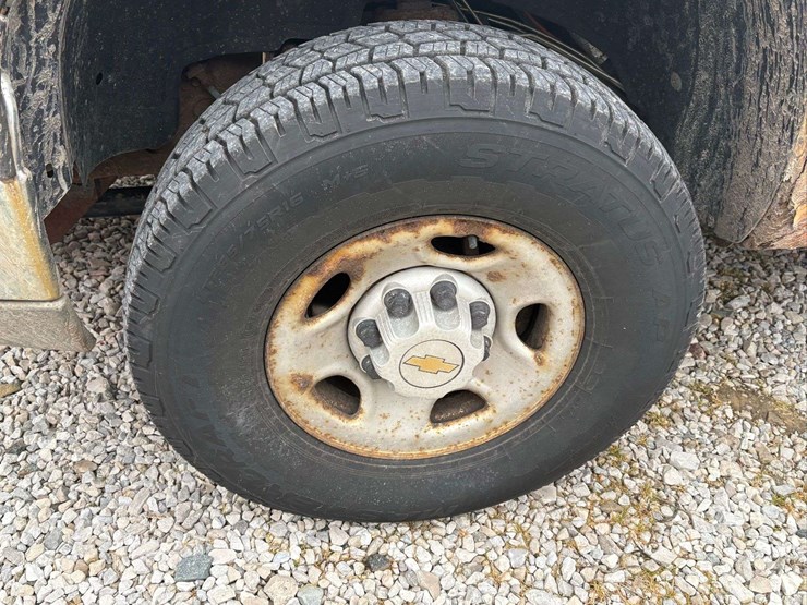 2004-chevrolet-silverado-pickup-with-plow-and-liftgate-image-10
