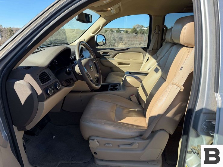 2011-chevrolet-tahoe-image-22