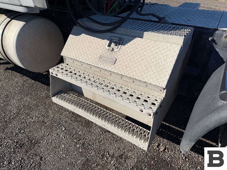 2019-freightliner-cascadia-126-image-18