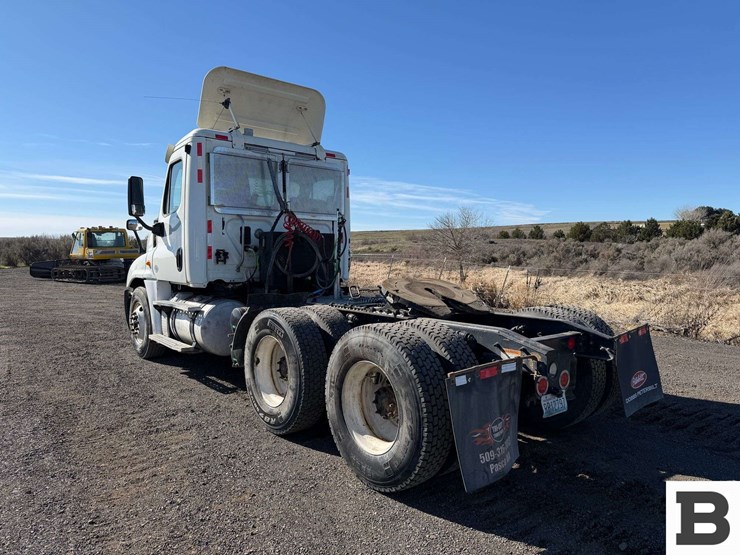 2014-freightliner-cascadia-125-image-3