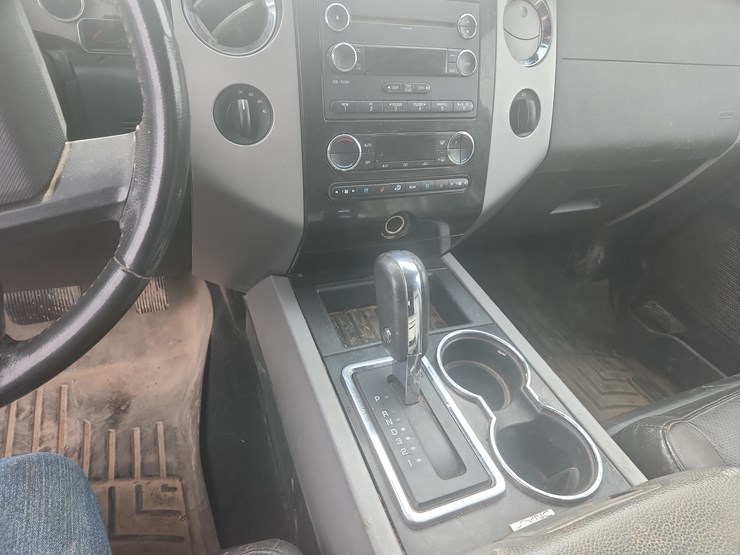 2011-ford-expedition-image-12