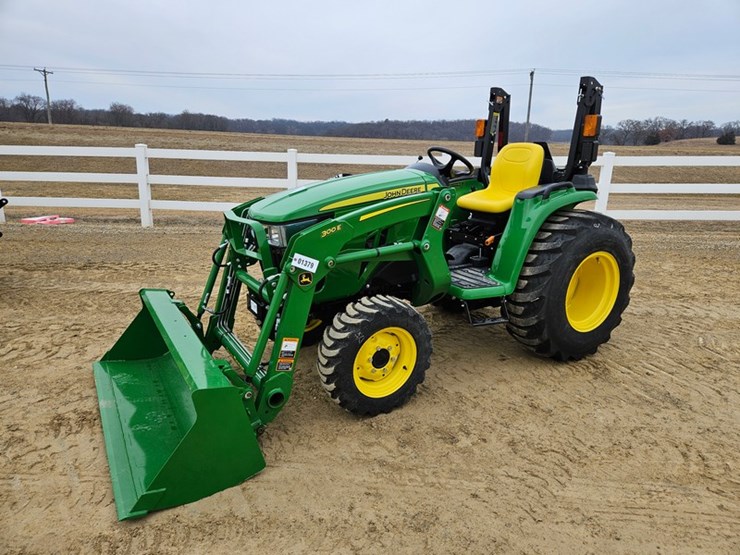 2025-john-deere-3032e-image-1
