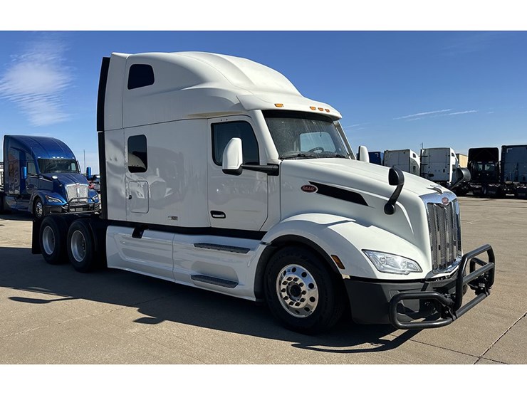 2023-peterbilt-579-image-1