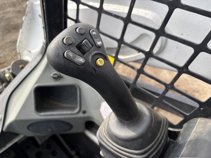 2021-bobcat-s590-image-10