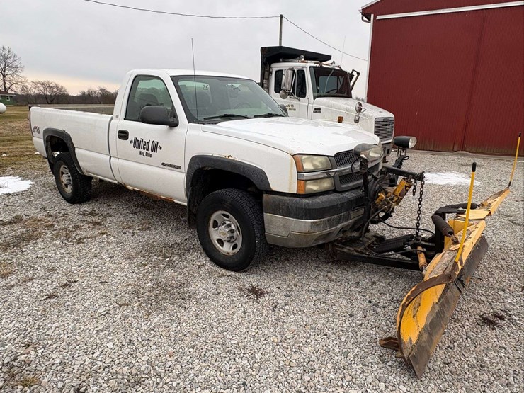 2004-chevrolet-silverado-pickup-with-plow-and-liftgate-image-2