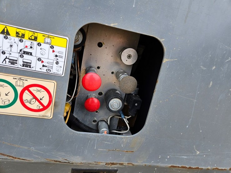 2017-skyjack-sj6832rt-image-12