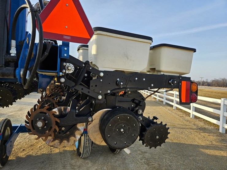 2019-kinze-3500-image-27