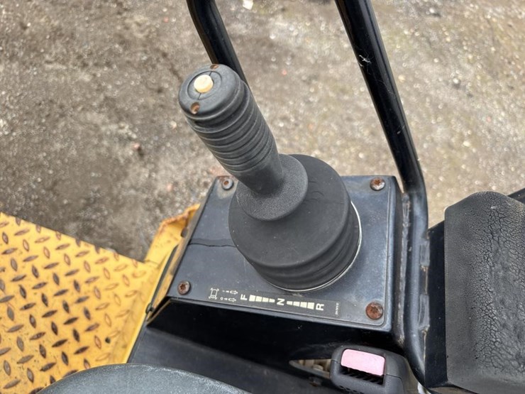 caterpillar-cb24-image-23