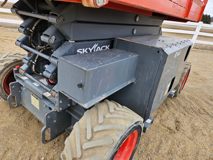 2017-skyjack-sj6832rt-image-10