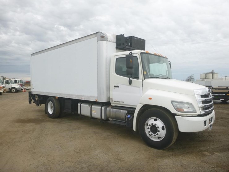 2013-hino-268-image-2