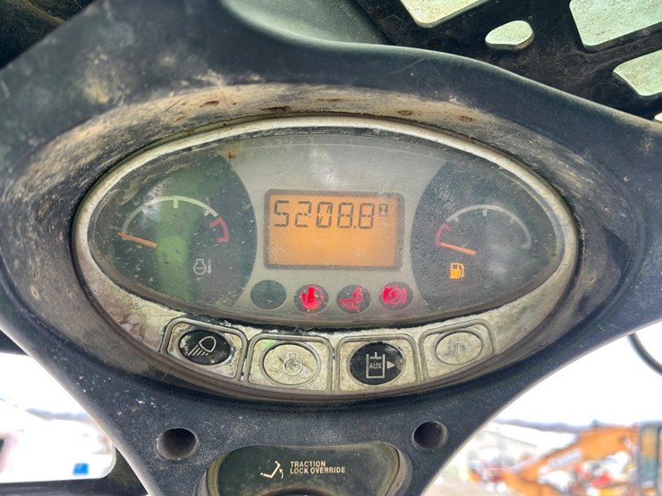 2015-bobcat-s570-image-18