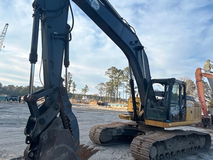 deere-240d-lc-image-1