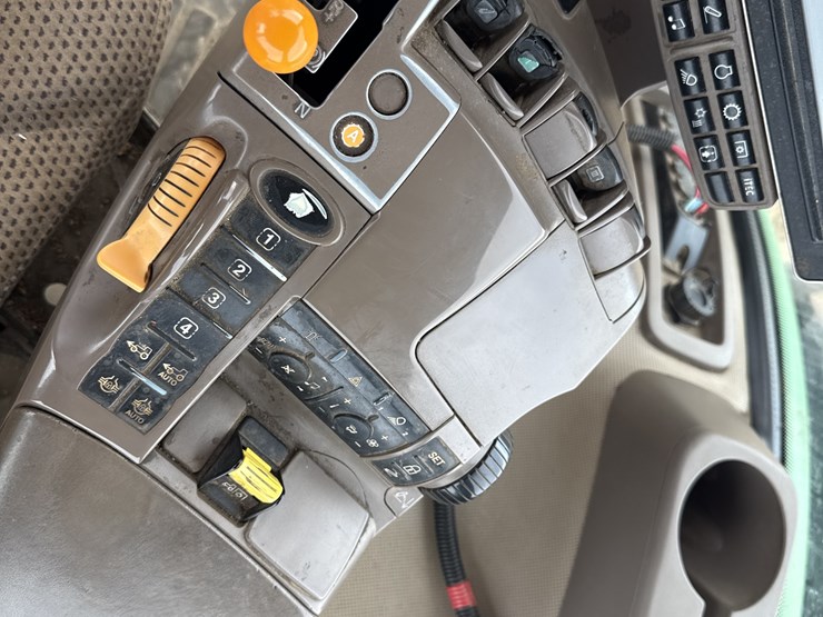 2015-john-deere-8295r-image-16