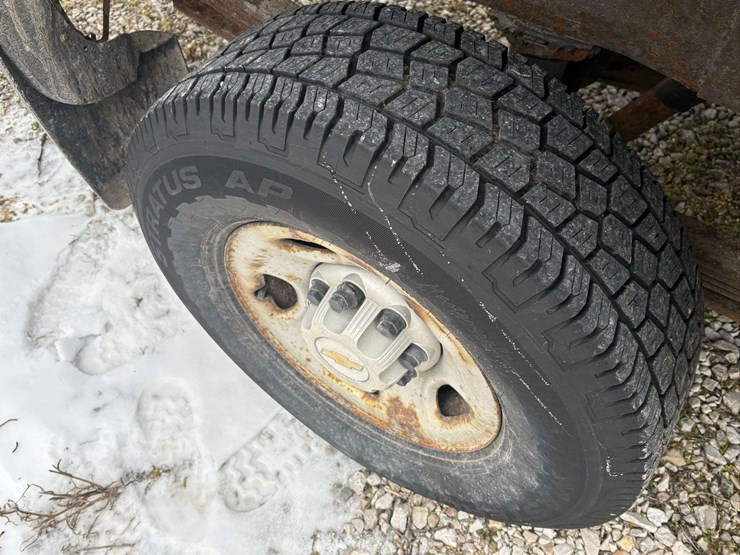2004-chevrolet-silverado-pickup-with-plow-and-liftgate-image-8