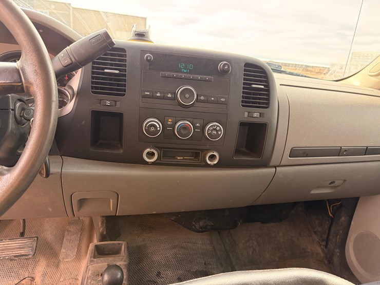 2010-chevrolet-silverado-pickup-image-16