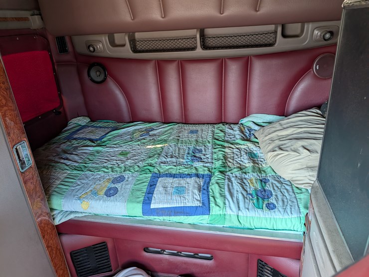 2004-peterbilt-387-image-16