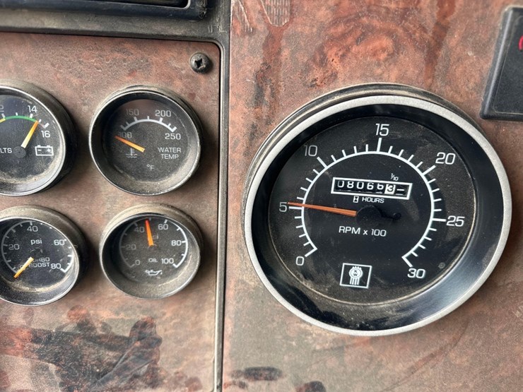 2005-kenworth-t300-image-32