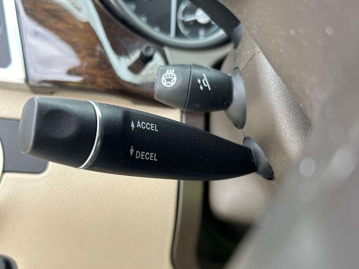 2014-mercedes-benz-gl450-image-18