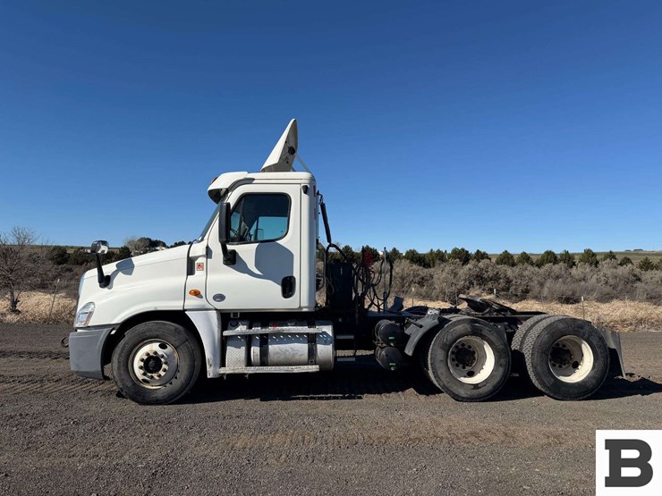 2014-freightliner-cascadia-125-image-2