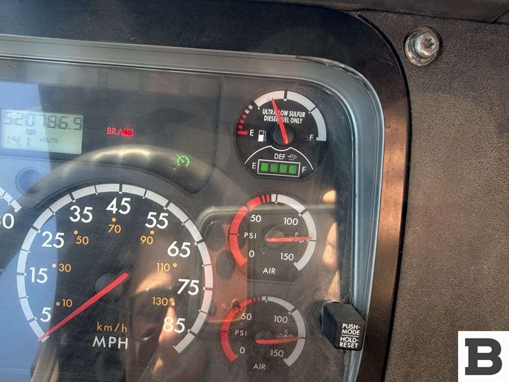 2014-freightliner-cascadia-125-image-61