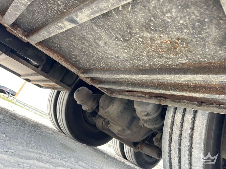 2020-freightliner-114sd-image-32